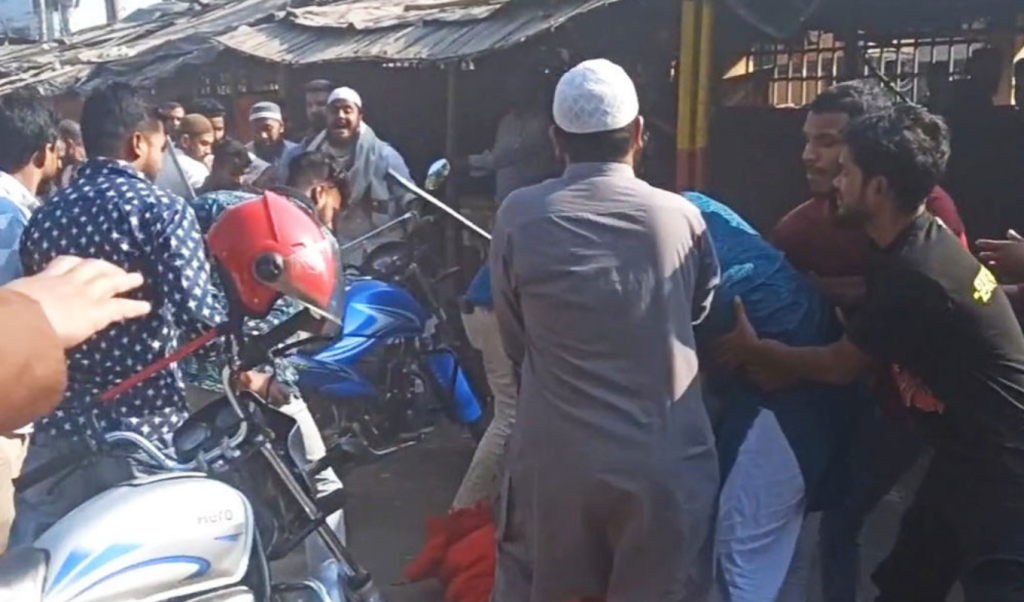 ঠাকুরগাঁও কোর্ট চত্বরে বাউলশিল্পীদের ওপর হামলা আহত দুই 1764157933 ঠাকুরগাঁও কোর্ট চত্বরে বাউলশিল্পীদের ওপর হামলা, আহত দুই