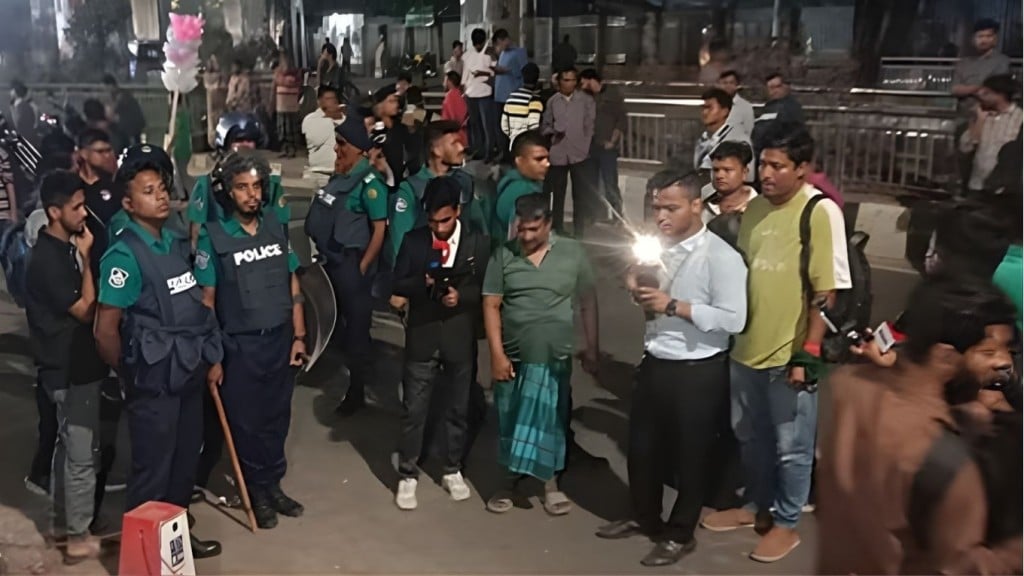 ঢাকা বিশ্ববিদ্যালয় টিএসসিতে ককটেল বিস্ফোরণ 1762980770 ঢাকা বিশ্ববিদ্যালয় টিএসসিতে ককটেল বিস্ফোরণ