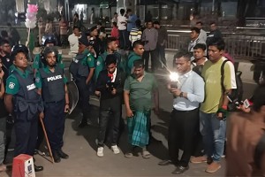 ঢাকা বিশ্ববিদ্যালয় টিএসসিতে ককটেল বিস্ফোরণ