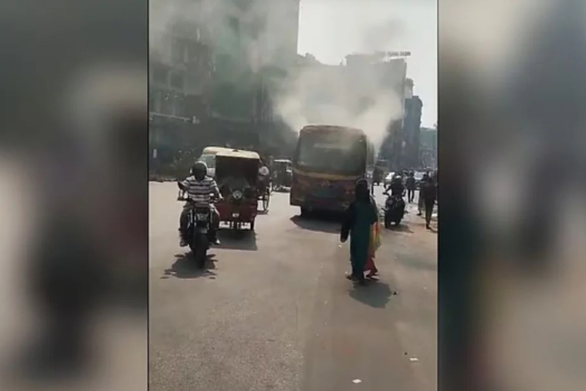 ঢাকায় যাত্রী সেজে বাসে আগুন