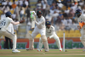 দক্ষিণ আফ্রিকা সিরিজ জয়ের পথে, ভারত পিছিয়ে ভারতীয় মাঠে