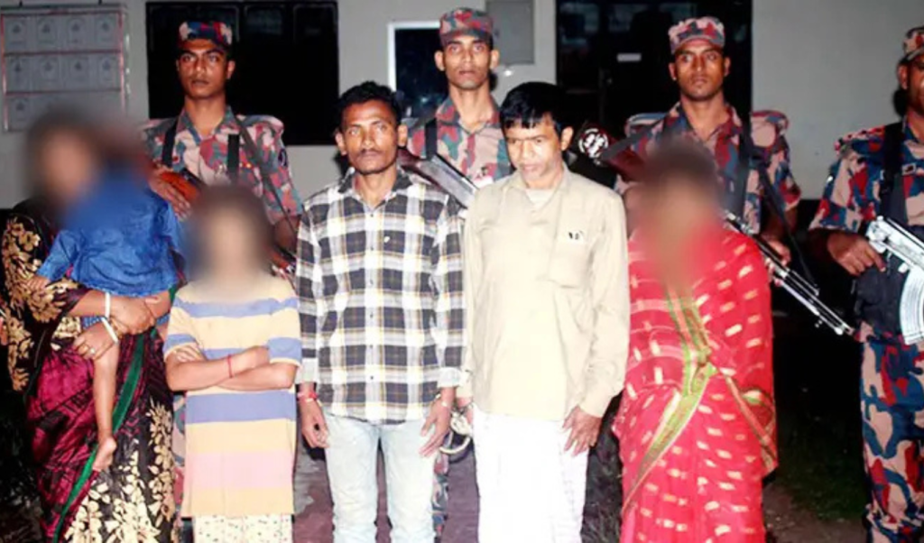 দিনাজপুরের ফুলবাড়ী সীমান্তে ভারতীয় নাগরিকসহ ৬ জন আটক 4 দিনাজপুরের ফুলবাড়ী সীমান্তে ভারতীয় নাগরিকসহ ৬ জন আটক 1762525219 দিনাজপুরের ফুলবাড়ী সীমান্তে ভারতীয় নাগরিকসহ ৬ জন আটক