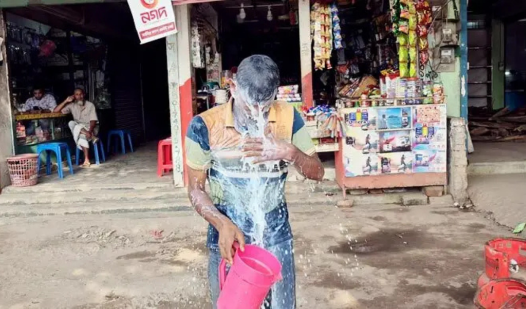 দুধ দিয়ে গোসল করে রাজনীতি ছাড়লেন স্বেচ্ছাসেবক দল নেতা তুষার আলী 1763892222 দুধ দিয়ে গোসল করে স্বেচ্ছাসেবক দল নেতার নাটকীয় পদত্যাগ