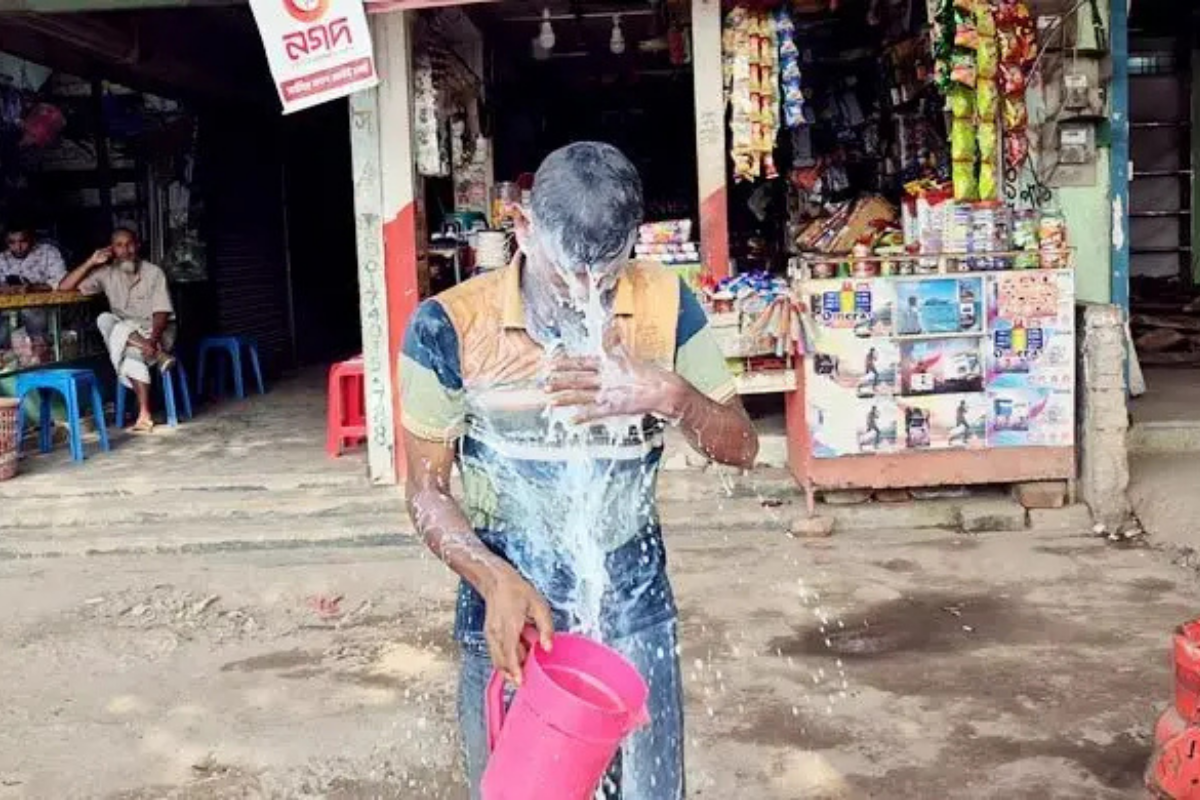 দুধ দিয়ে গোসল করে স্বেচ্ছাসেবক দল নেতার নাটকীয় পদত্যাগ