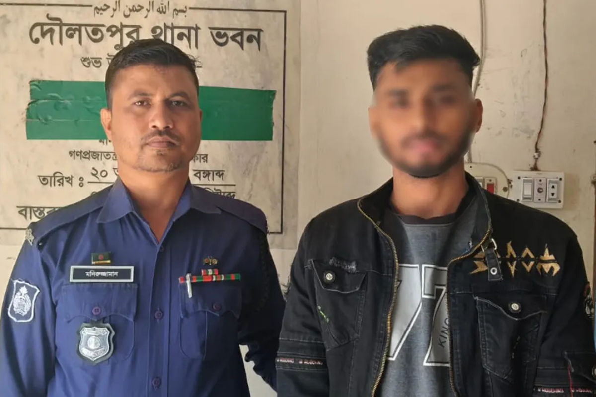 দৌলতপুরে মোটরসাইকেল না পেয়ে যুবকের বাড়িতে বিস্ফোরণ