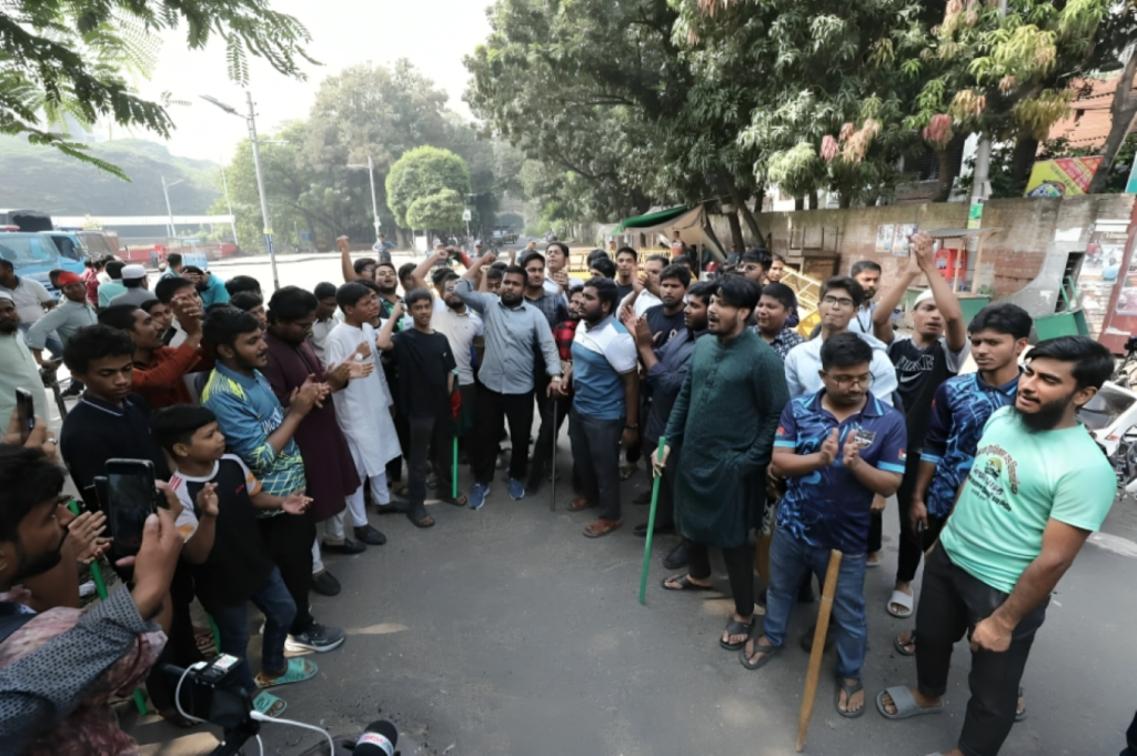 ধানমন্ডির ধ্বংসপ্রাপ্ত ৩২ নম্বরে কঠোর প্রহরা — পুলিশ ও ‘জুলাইপন্থি’ কর্মীদের টহল 3 ধানমন্ডির ধ্বংসপ্রাপ্ত ৩২ নম্বরে কঠোর প্রহরা — পুলিশ ও ‘জুলাইপন্থি’ কর্মীদের টহল