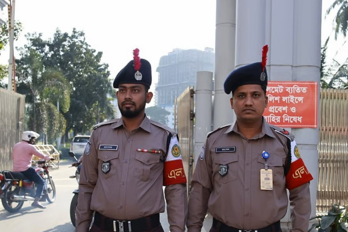 নতুন পোশাকে মাঠে নামল পুলিশ