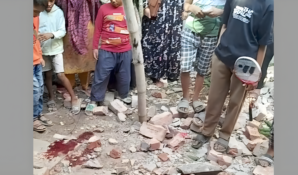 নরসিংদীতে ভূমিকম্পে ছাদ ধস তিনজন আশঙ্কাজনক হাসপাতালে আহতের ভিড় 1763720178 নরসিংদীতে ভূমিকম্পে ছাদ ধস: তিনজন আশঙ্কাজনক, হাসপাতালে আহতের ভিড়