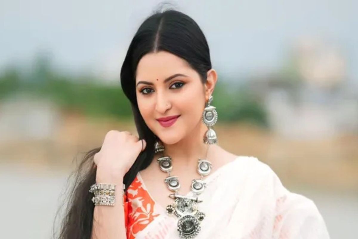 নিজের পঞ্চাশ বছরের লুক দেখার অপেক্ষায় পরীমনি