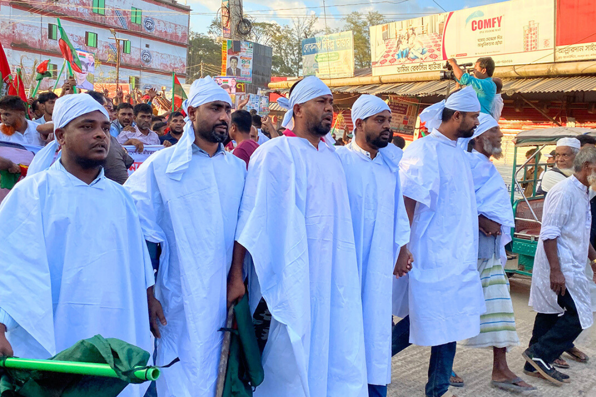 নোয়াখালী-৫ আসনে বিএনপির প্রার্থী পরিবর্তনের জন্য কাফনের কাপড় পরে বিক্ষোভ