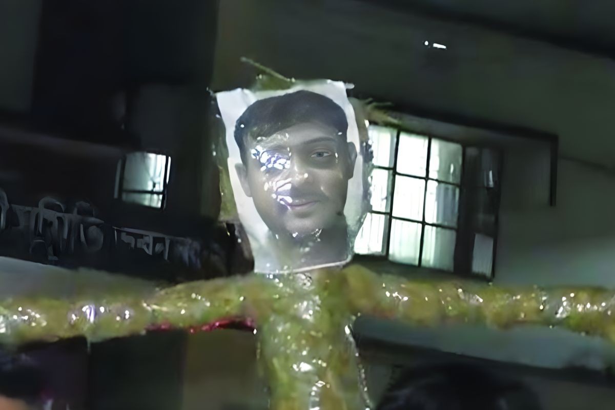 নোয়াখালীতে এনসিপি নেতা নাসীরুদ্দীন পাটওয়ারীর কুশপুত্তলিকা দাহ