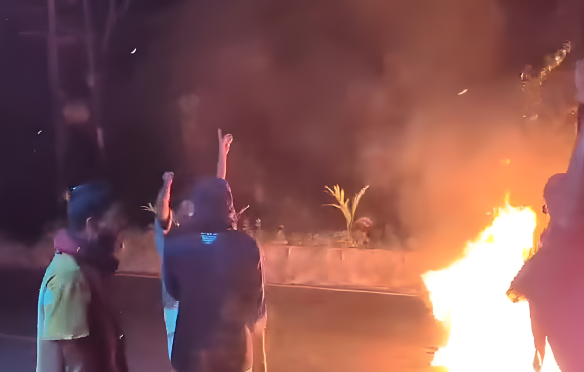 নোয়াখালীতে মধ্যরাতে ছাত্রলীগের বিক্ষোভ, সড়কে বিস্ফোরণ