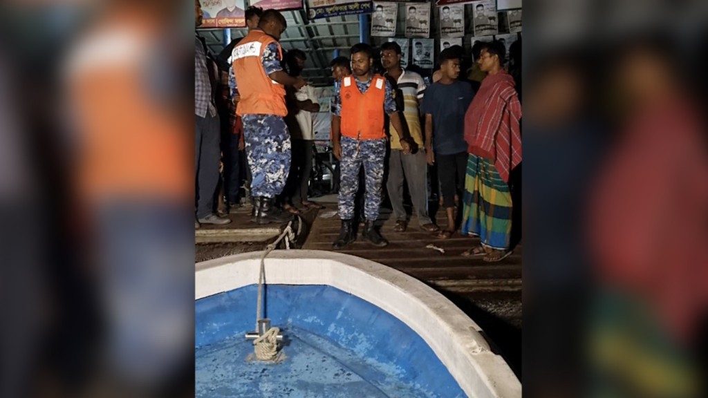 পূর্ব রূপসা ঘাটে ট্রলারের ধাক্কায় নদীতে পড়ে নিখোঁজ ২ 1762719011 পূর্ব রূপসা ঘাটে ট্রলারের ধাক্কায় নদীতে পড়ে নিখোঁজ ২