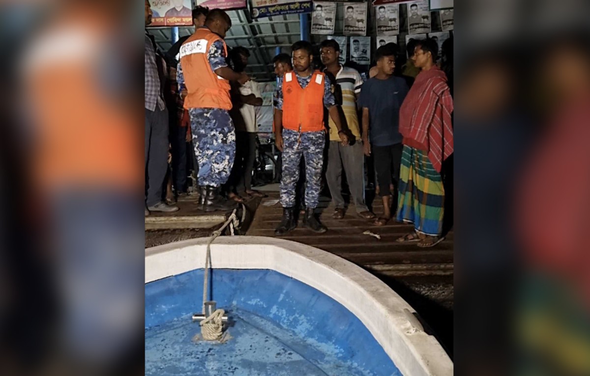 পূর্ব রূপসা ঘাটে ট্রলারের ধাক্কায় নদীতে পড়ে নিখোঁজ ২