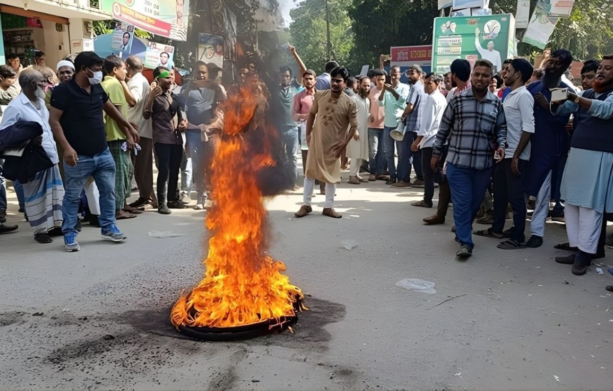 প্রার্থী পরিবর্তনের দাবিতে বিএনপির নেতা–কর্মীদের সড়ক অবরোধ ও বিক্ষোভ