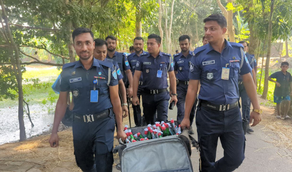 ফরিদপুরে মহাসড়কে উদ্ধার হলো লাগেজ ভর্তি ৩২ পেট্রোল বোমা 1763029868 ফরিদপুরে মহাসড়কে উদ্ধার হলো লাগেজ ভর্তি ৩২ পেট্রোল বোমা