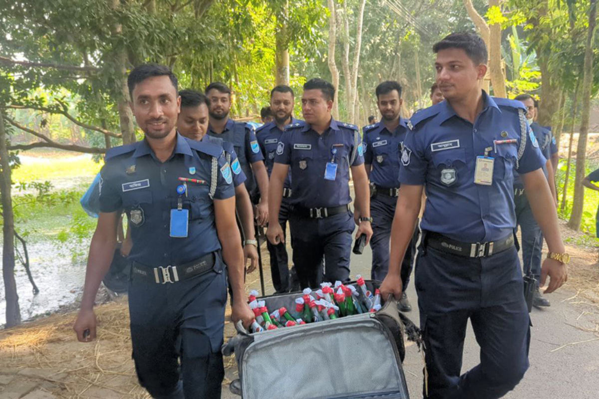 ফরিদপুরে মহাসড়কে উদ্ধার হলো লাগেজ ভর্তি ৩২ পেট্রোল বোমা