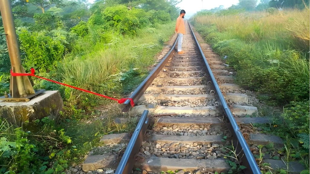 ফেনীতে রেললাইনের ফিশপ্লেট খুলে লাল কাপড় বেঁধে রাখল দুর্বৃত্তরা, অল্পের জন্য রক্ষা পেল ট্রেন