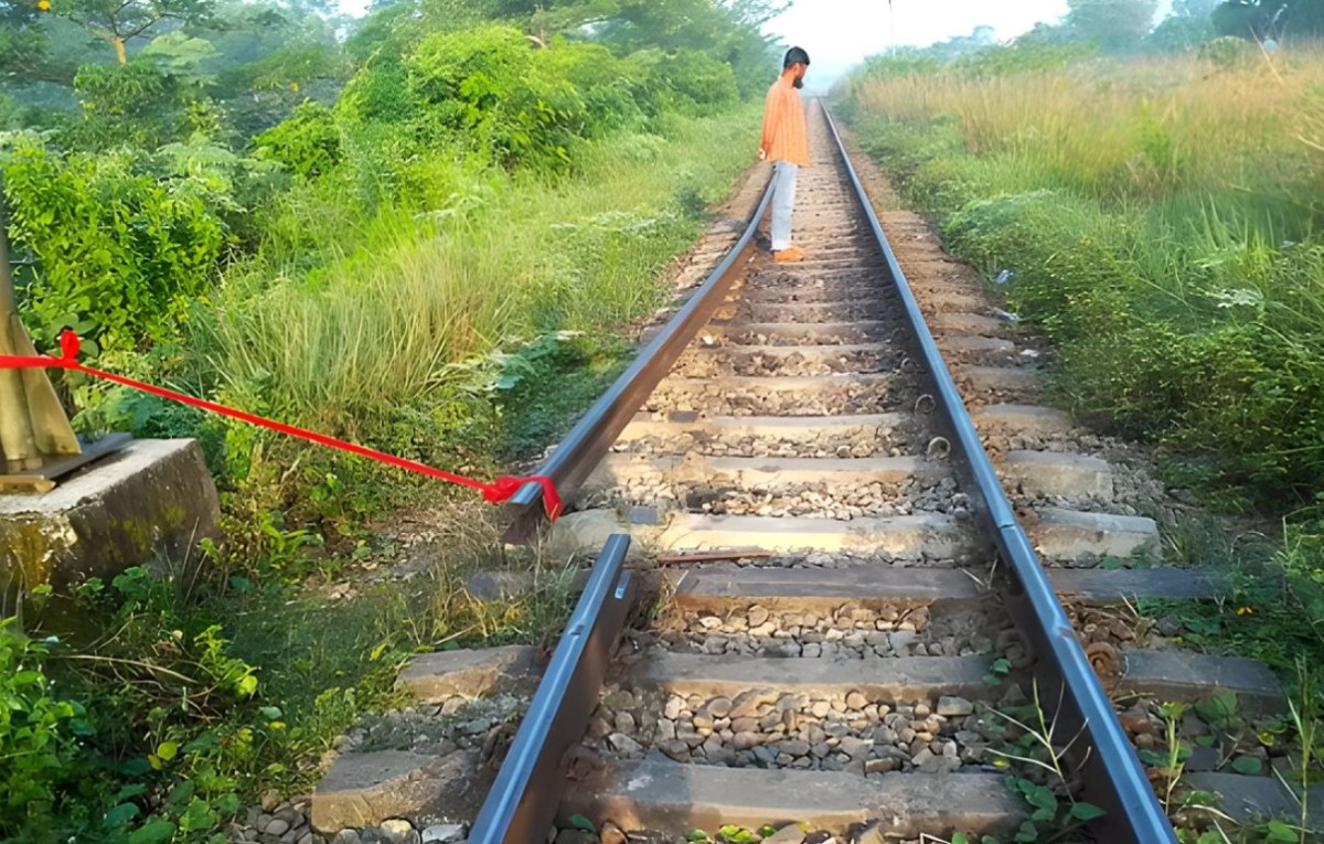 ফেনীতে রেললাইনের ফিশপ্লেট খুলে লাল কাপড় বেঁধে রাখল দুর্বৃত্তরা, অল্পের জন্য রক্ষা পেল ট্রেন