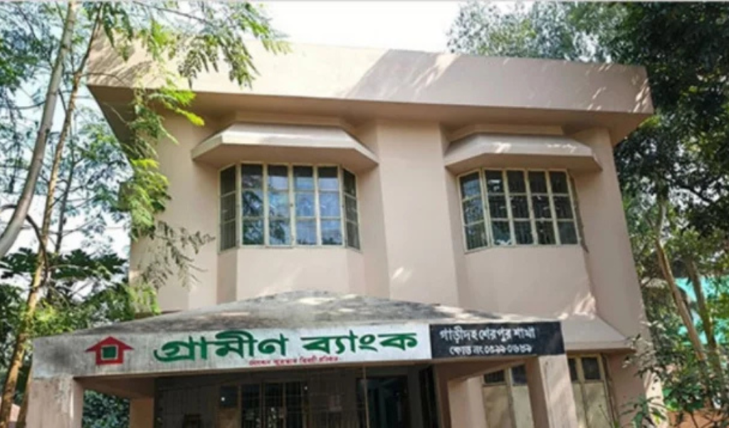 বগুড়ায় গ্রামীণ ব্যাংকে পেট্রল হামলায় অগ্নিকাণ্ড 1763288129 বগুড়ায় গ্রামীণ ব্যাংকে পেট্রল হামলায় অগ্নিকাণ্ড