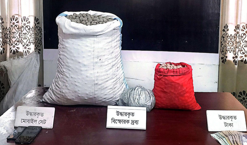 বগুড়ায় বিপুল পরিমাণ বিস্ফোরক উদ্ধার গ্রেপ্তার তিনজন 1763386155 বগুড়ায় বিপুল পরিমাণ বিস্ফোরক উদ্ধার, গ্রেপ্তার তিনজন