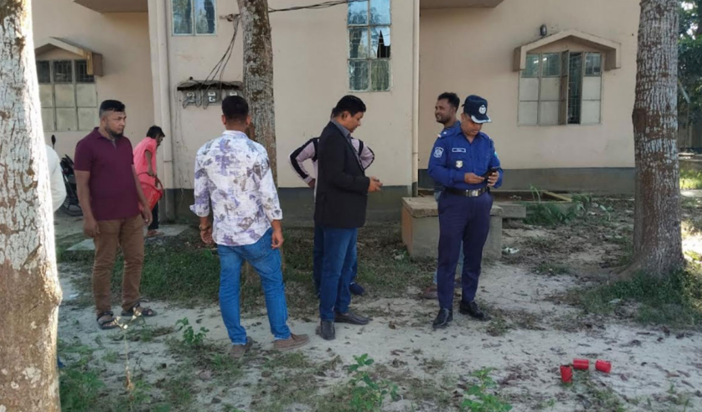 বগুড়ার গ্রামীণ ব্যাংকের শাখা থেকে ৩টি ককটেল উদ্ধার 1763462926 বগুড়ার গ্রামীণ ব্যাংকের শাখা থেকে ৩টি ককটেল উদ্ধার