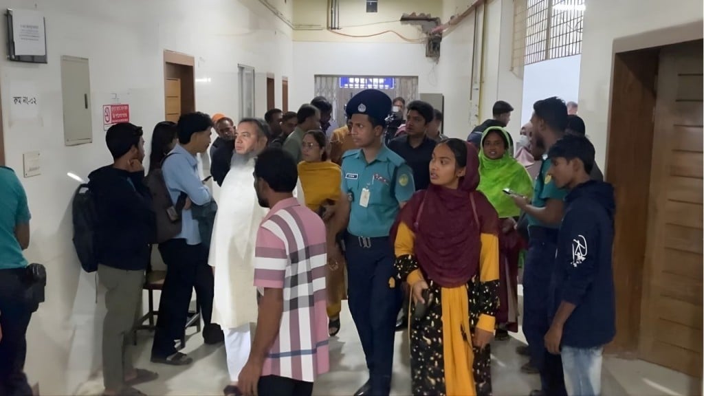 বিচারকের বাসায় ঢুকে ছেলেকে হত্যা স্ত্রী গুরুতর আহত 1763038042 বিচারকের বাসায় ঢুকে ছেলেকে হত্যা, স্ত্রী গুরুতর আহত
