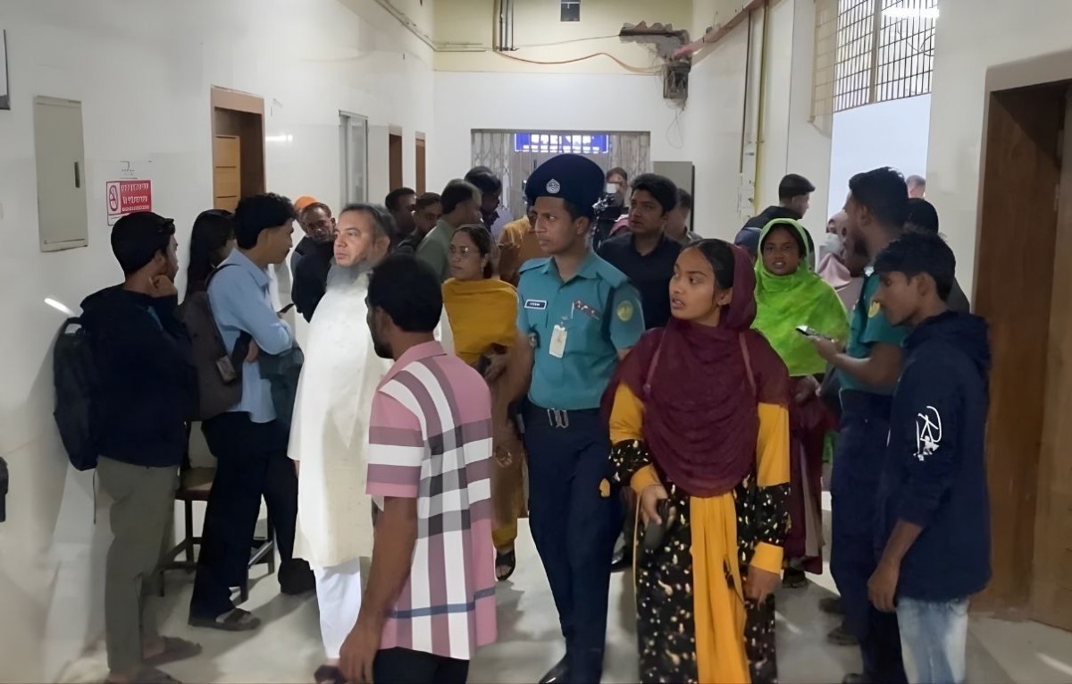 বিচারকের বাসায় ঢুকে ছেলেকে হত্যা, স্ত্রী গুরুতর আহত