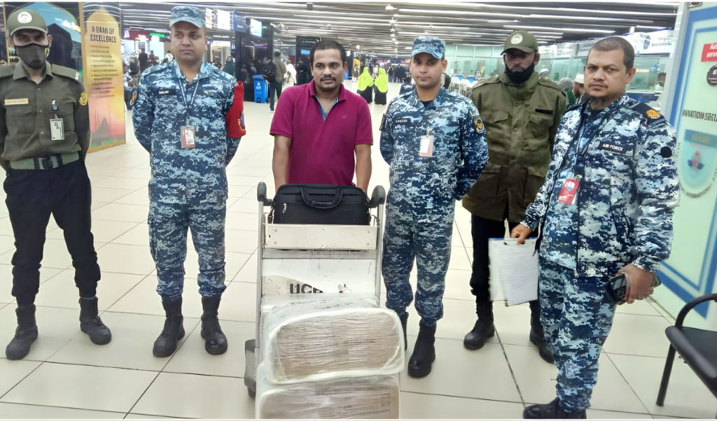 বিমানবন্দরে লাগেজ চুরি যাত্রীর এক বছরের কারাদণ্ড 1764063382 বিমানবন্দরে লাগেজ চুরি, যাত্রীর এক বছরের কারাদণ্ড
