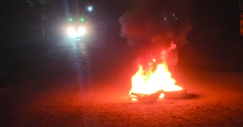 বেতাগীতে ছাত্রলীগের কর্মীরা বাসের টায়ার জ্বালিয়ে সড়ক অবরোধ 1762983835 বরগুনাতে ছাত্রলীগের কর্মীরা বাসের টায়ার জ্বালিয়ে সড়ক অবরোধ