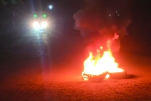 বরগুনাতে ছাত্রলীগের কর্মীরা বাসের টায়ার জ্বালিয়ে সড়ক অবরোধ