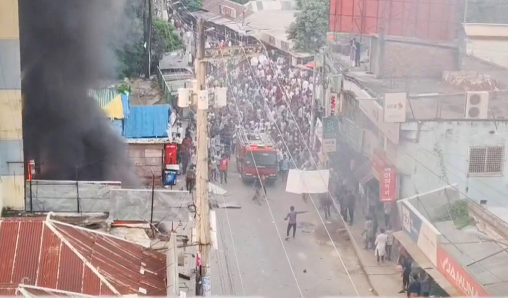 বোয়ালমারীতে বিএনপির দুগ্রুপের সংঘর্ষ, আগুন নেভাতে এসে ফিরতে হলো ফায়ার সার্ভিসকে 3 বোয়ালমারীতে বিএনপির দুগ্রুপের সংঘর্ষ আগুন নেভাতে এসে ফিরতে হলো ফায়ার সার্ভিসকে 1762521422 বোয়ালমারীতে বিএনপির দুগ্রুপের সংঘর্ষ, আগুন নেভাতে এসে ফিরতে হলো ফায়ার সার্ভিসকে