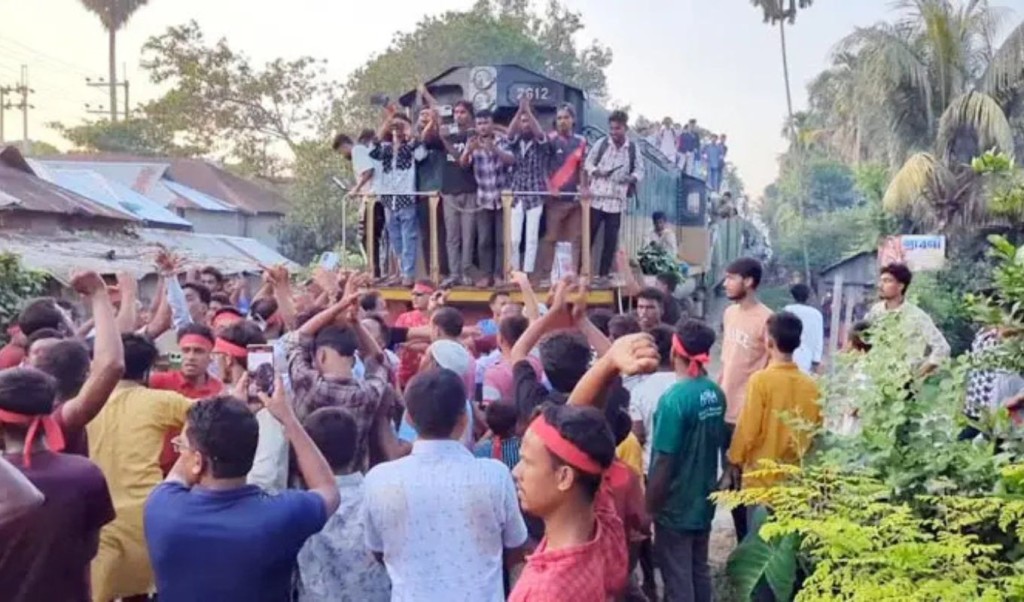 মনোনয়ন দাবিতে ট্রেন থামালেন শেখ মজিবুর রহমানের সমর্থকরা 3 মনোনয়ন দাবিতে ট্রেন থামালেন শেখ মজিবুর রহমানের সমর্থকরা 1762437830 মনোনয়ন দাবিতে ট্রেন থামালেন শেখ মজিবুর রহমানের সমর্থকরা