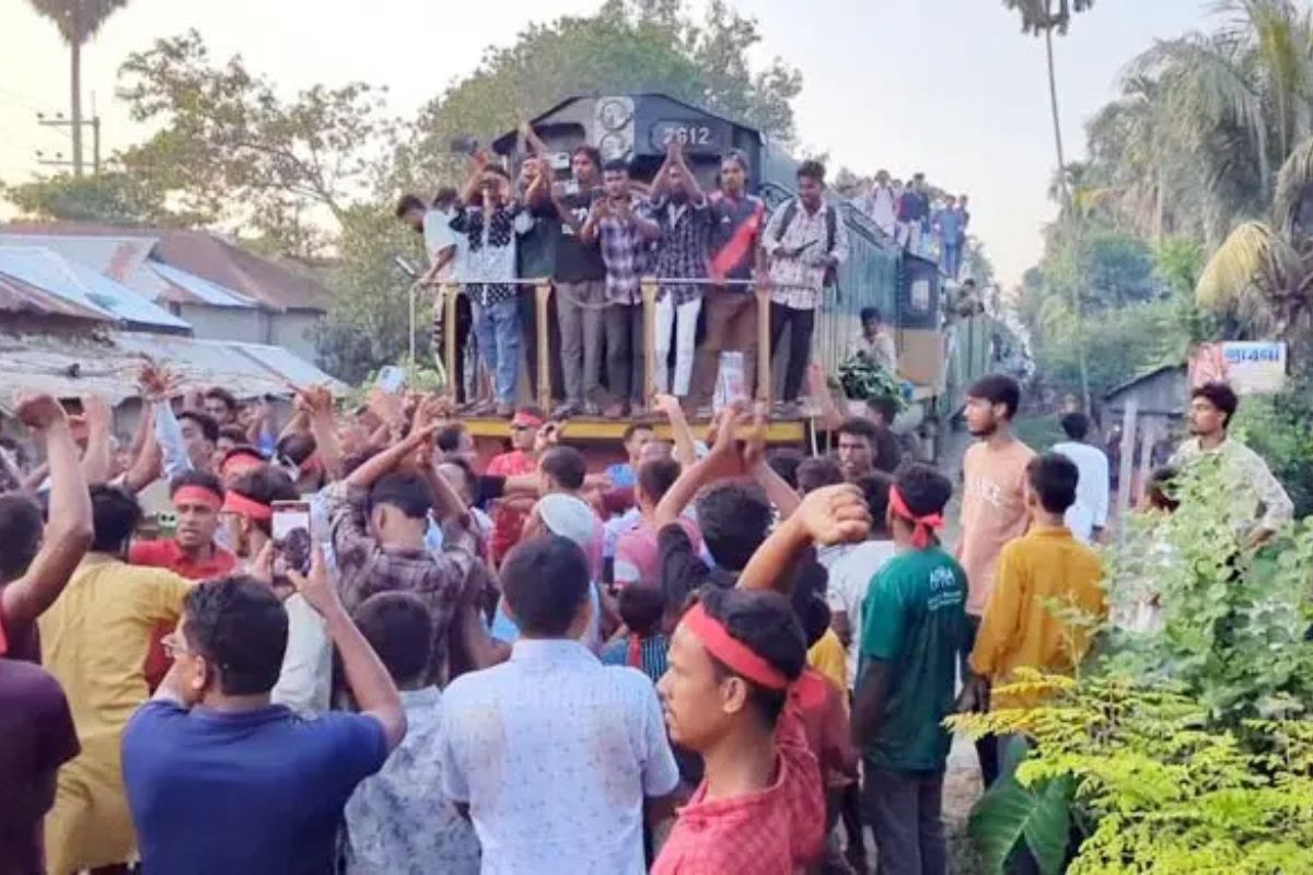 মনোনয়ন দাবিতে ট্রেন থামালেন শেখ মজিবুর রহমানের সমর্থকরা