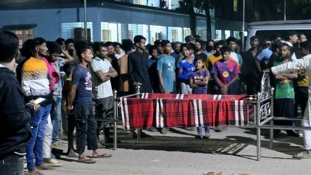 মামলা নেওয়ার দাবিতে লাশ নিয়ে থানায় অবস্থান 1764362037 মামলা নেওয়ার দাবিতে লাশ নিয়ে থানায় অবস্থান