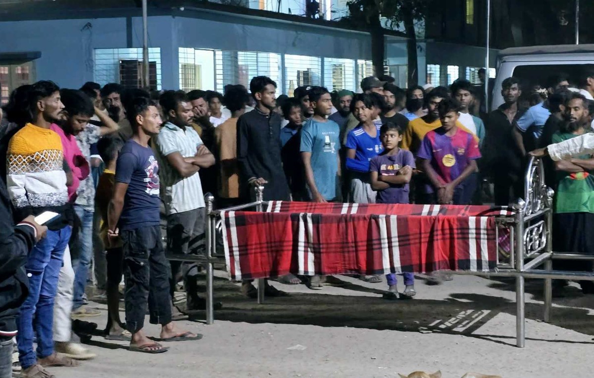 মামলা নেওয়ার দাবিতে লাশ নিয়ে থানায় অবস্থান