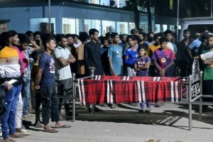 মামলা নেওয়ার দাবিতে লাশ নিয়ে থানায় অবস্থান