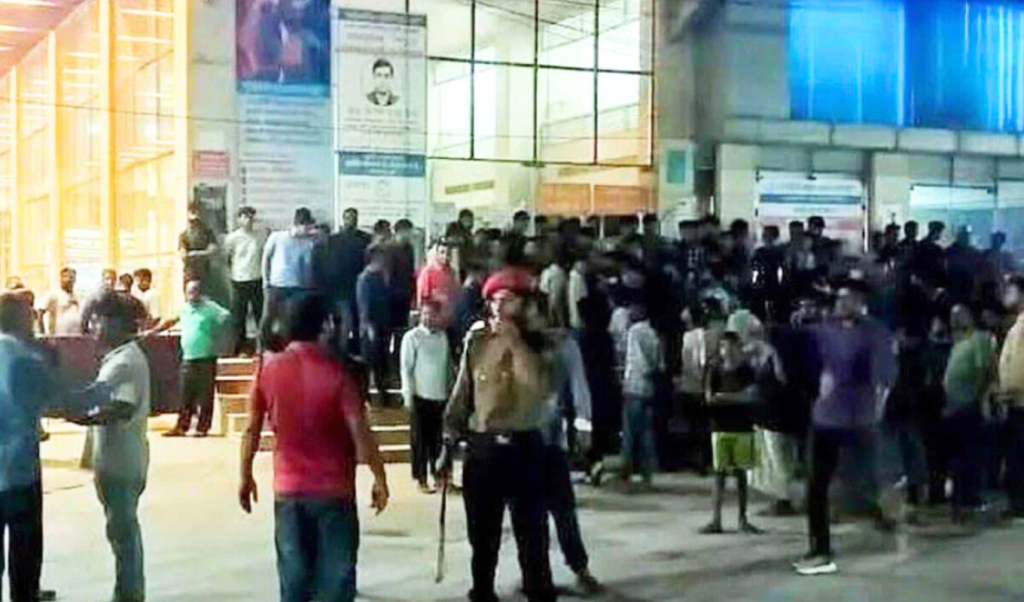মৃত রোগীকে জীবিত দেখানোর অভিযোগে হাসপাতালে উত্তেজনা 4 মৃত রোগীকে জীবিত দেখানোর অভিযোগে হাসপাতালে উত্তেজনা 1762519995 মৃত রোগীকে জীবিত দেখানোর অভিযোগে হাসপাতালে উত্তেজনা