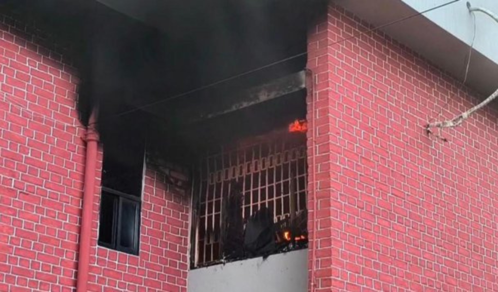মেহেরপুরে পুলিশ সুপারের বাসভবনে অগ্নিকাণ্ড 1762953069 মেহেরপুরে পুলিশ সুপারের বাসভবনে অগ্নিকাণ্ড