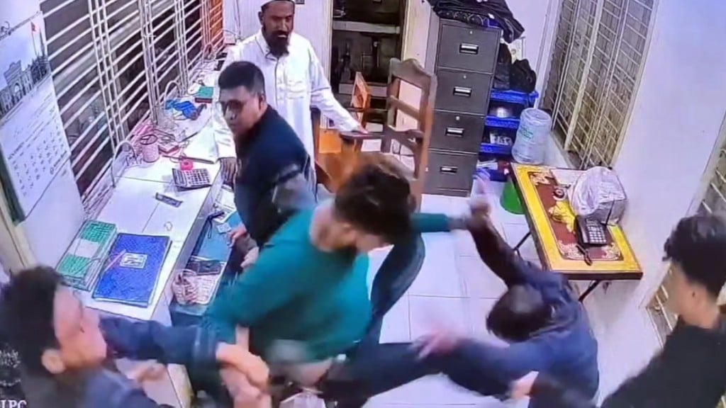 মোটরসাইকেলের টোল চাওয়ায় হামলা ও ভাঙচুর 1764454261 মোটরসাইকেলের টোল চাওয়ায় হামলা ও ভাঙচুর, তিনজন আহত