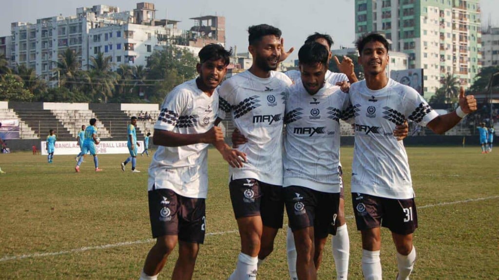 মোহামেডানের নাটকীয় জয় পাঁচ গোলের লড়াইয়ে হারালো আবাহনী 1764019909 মোহামেডানের নাটকীয় জয়: পাঁচ গোলের লড়াইয়ে হারালো আবাহনী