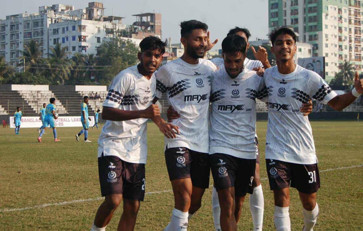 মোহামেডানের নাটকীয় জয়: পাঁচ গোলের লড়াইয়ে হারালো আবাহনী