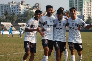 মোহামেডানের নাটকীয় জয়: পাঁচ গোলের লড়াইয়ে হারালো আবাহনী