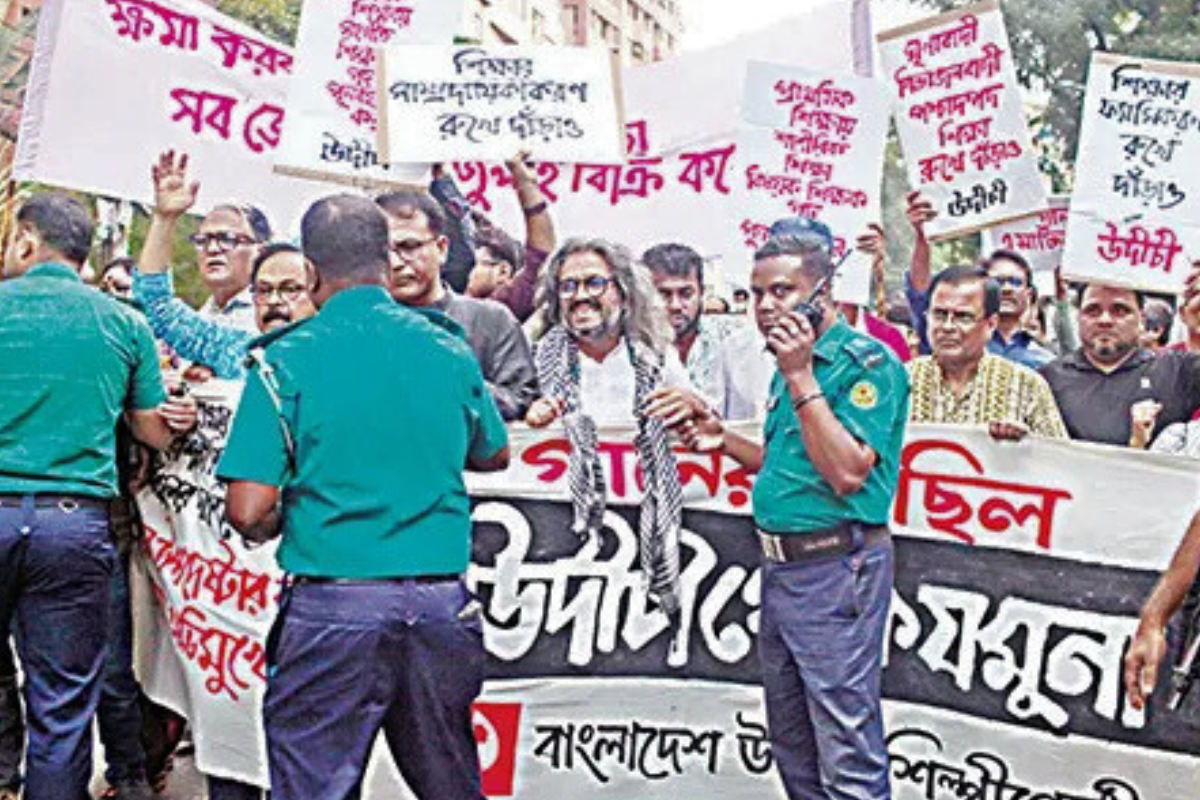যমুনা অভিমুখী গানের মিছিলে পুলিশের বাধা