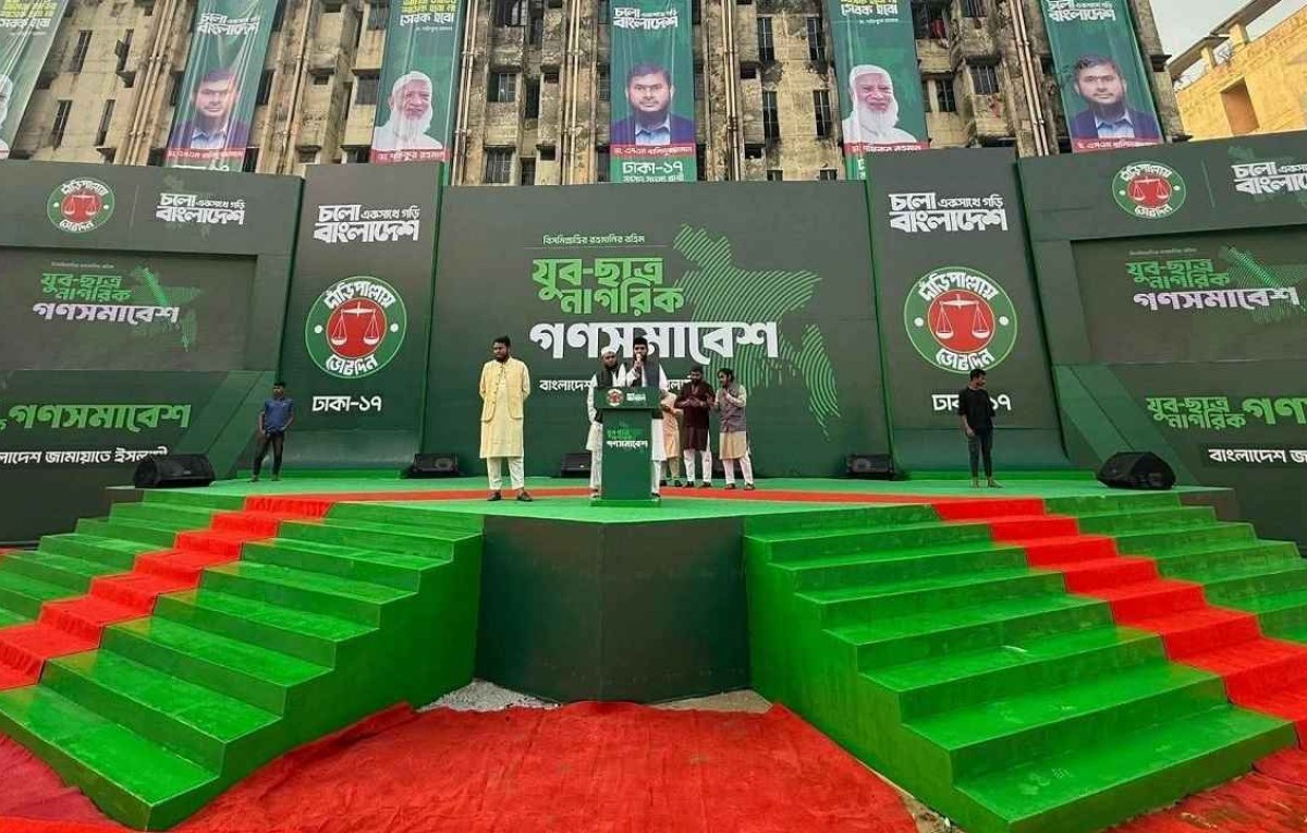 রক্তস্নাত পতাকার অবমাননা: ধৃষ্টতা ও ঔদ্ধত্যের মঞ্চ!