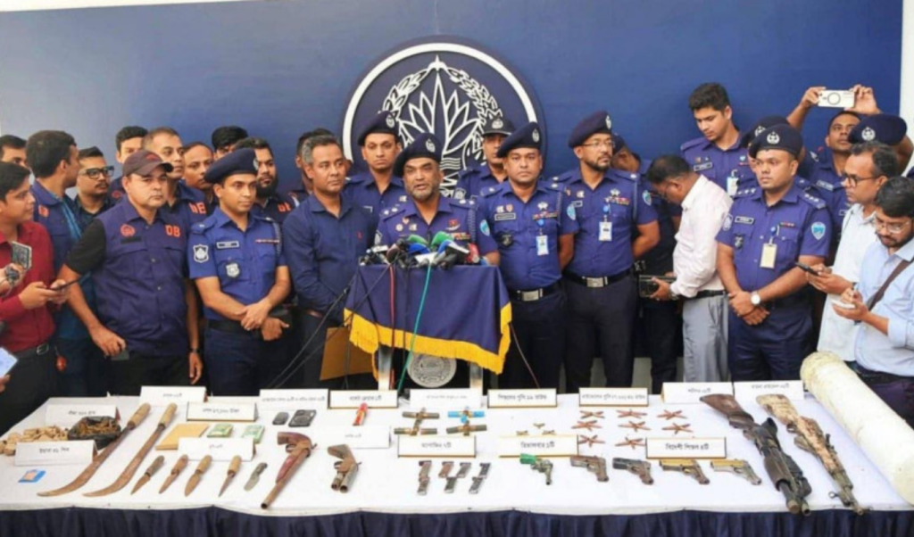 রাউজান সাতকানিয়ায় বিশেষ অভিযানে দেশি বিদেশি আগ্নেয়াস্ত্র উদ্ধার 1763642244 রাউজান-সাতকানিয়ায় বিশেষ অভিযানে দেশি-বিদেশি আগ্নেয়াস্ত্র উদ্ধার