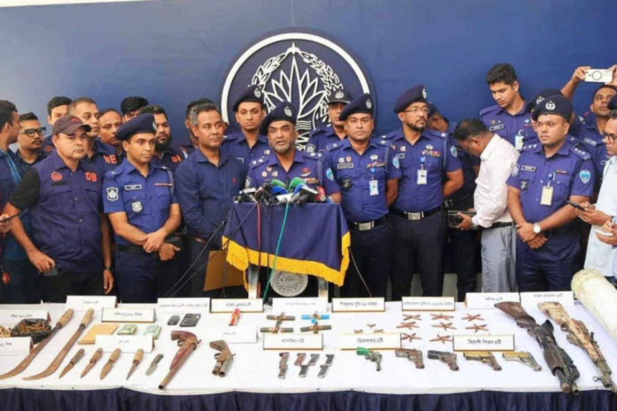 রাউজান-সাতকানিয়ায় বিশেষ অভিযানে দেশি-বিদেশি আগ্নেয়াস্ত্র উদ্ধার