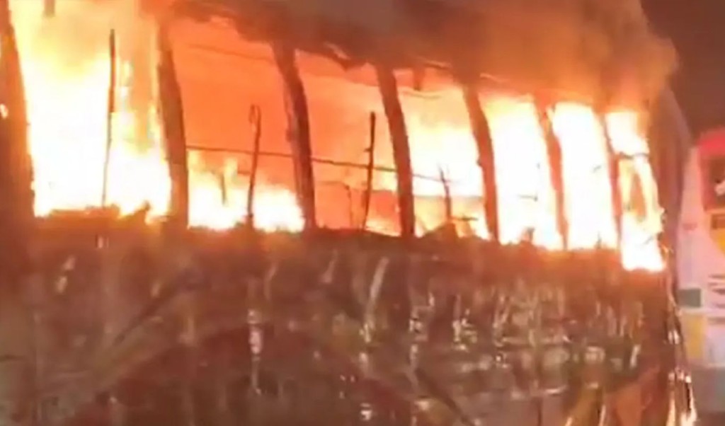 রাজধানীতে মধ্যরাতে তিনটি বাসে আগুন 1762833826 রাজধানীতে মধ্যরাতে তিনটি বাসে আগুন