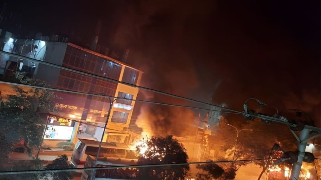 রামপুরায় বিটিভি ভবনের উল্টো পাশে থেমে থাকা বাসে আগুন 1763580316 রামপুরায় বিটিভি ভবনের উল্টো পাশে থেমে থাকা বাসে আগুন