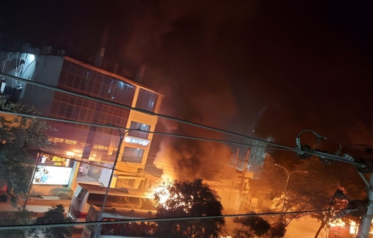 রামপুরায় বিটিভি ভবনের উল্টো পাশে থেমে থাকা বাসে আগুন